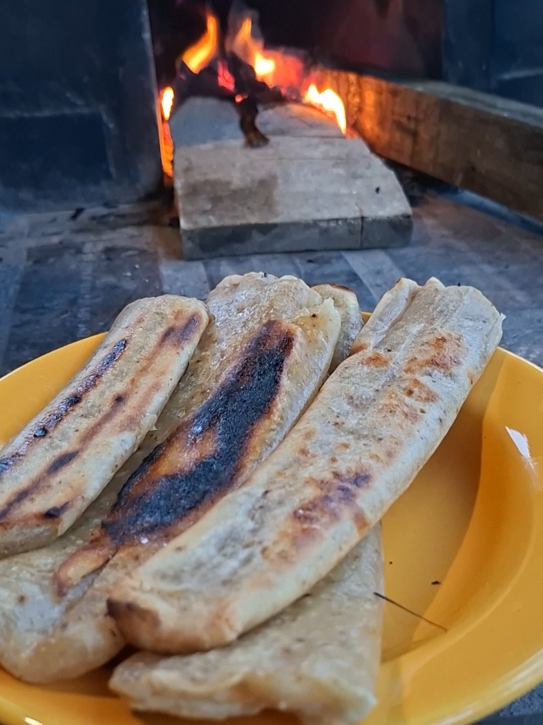 saindo um lanchinho da tarde!🏡😋🔥☕️#cafezinho #fogaoalenha #explora #comidaregional #obrigadodeus 