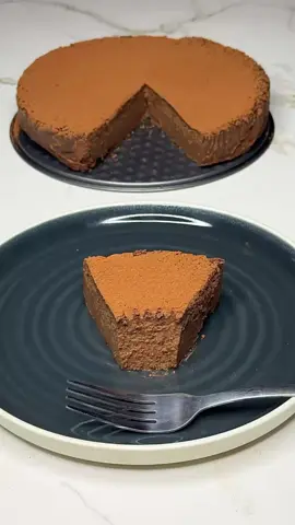 Pastel de chocolate muy cremoso. Fácil de hacer, con pocos ingredientes y es una delicia.  La receta paso a paso y con todos los detalles está disponible en mi canal de YouTube tazi_oficial el enlace está en mi perfil suscríbete si aún no lo has hecho para que no te pierdas ninguna receta nueva.  • • • #viral #tik_tok #fyp #postres #recetas #dulces #chocolate #pastel 