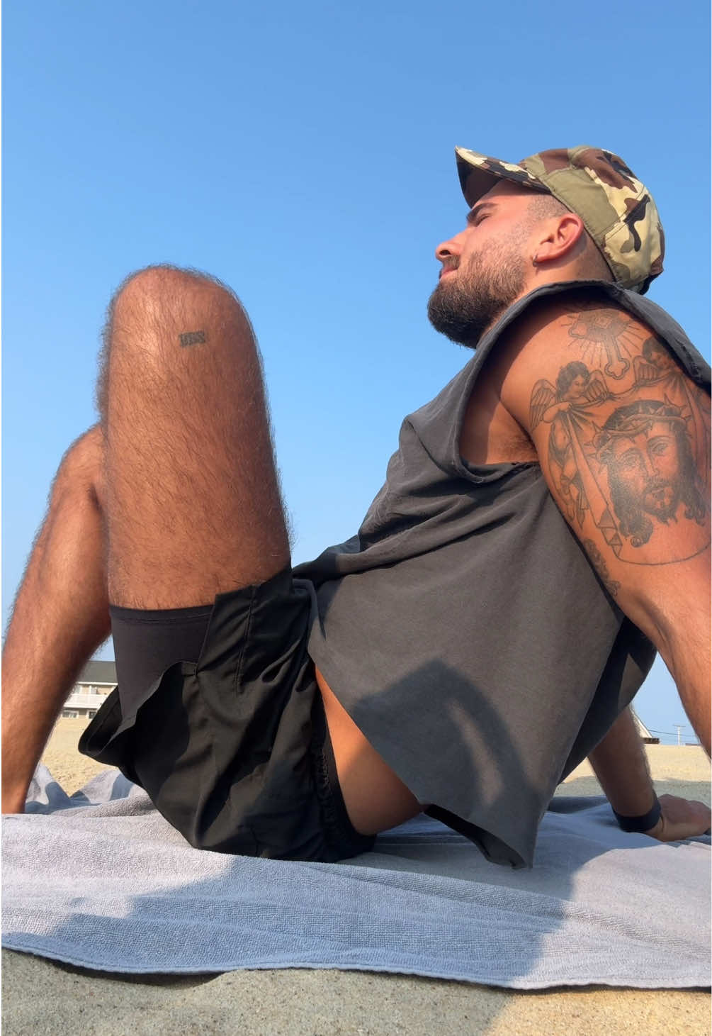 Good morning stretch on the beach, before a pretty quick half marathon. 7:23/ pace per mile. Had some more clips but they didn’t save smh so enjoy this 👍🏼