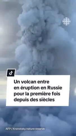 Le volcan Kracheninnikov situé dans l’est de la Russie est entré en éruption quelques jours après un violent tremblement de terre dans la région. C’est la première fois qu'il se réveille de la sorte en 475 ans, selon le Programme mondial de volcanisme de la Smithsonian Institution, établie aux États-Unis.  Une responsable de l'équipe d'intervention en cas d'éruption volcanique du Kamtchatka a plutôt déclaré à l'agence de presse officielle russe RIA Novosti qu’il s'agissait de la première éruption historiquement confirmée du volcan depuis 600 ans. La raison de cette divergence n'est pas claire. #radiocanada #russia #russie #volcan #volcano #eruption #seisme 
