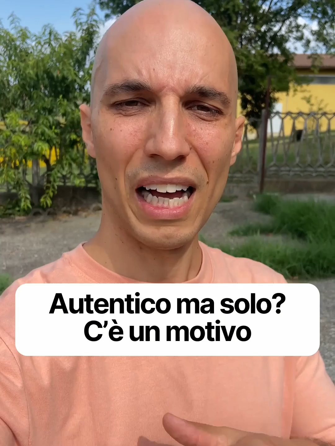 Hai mai notato questo paradosso? Le persone più false… sono spesso circondate da tanta gente. Sempre d’accordo con tutti, mai un “no”, mai una verità scomoda. Ma quando hanno davvero bisogno, sono sole. E poi ci sei tu. Che magari ti senti solo, o con pochi contatti. Ma sei vero. Attento a chi lasci entrare. Non ti svendi per piacere. Non ti pieghi per far numero. 📍 Non sei tu quello “sbagliato”. La tua autenticità seleziona. E la tua consapevolezza ti fa dire: “Se io ci sono per gli altri… anche gli altri devono esserci per me.” Questo è potere interiore. Non è solitudine. È coerenza. Commenta “AUTENTICO” per ricevere una guida gratuita su come coltivare relazioni vere senza perdere te stesso nel bisogno di compagnia. #autenticità #relazionivere #potereinteriore