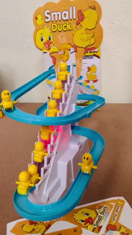 Diversão garantida com os 9 patinhos escorregando! 🐥💛 Brinquedo divertido com escorregador e 9 patinhos que deslizam, estimulando a atenção, coordenação e o aprendizado das crianças.  #brinquedos #diadascrianças #diversao #brincadeiras #patinho 