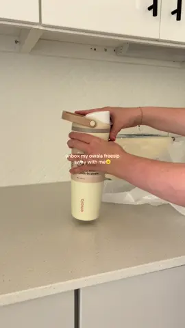 the perfect mom water bottle AND this one fits in the car cup holder, AND locks so it doesn’t leak👏🏼👏🏼 linking on my amazon storefront!!!! @Owala #owala #waterbottle #unboxing #unboxingvideo #unboxwithme #mom #fy #aestheticwaterbottle #littlejoy #target #amazonfinds 