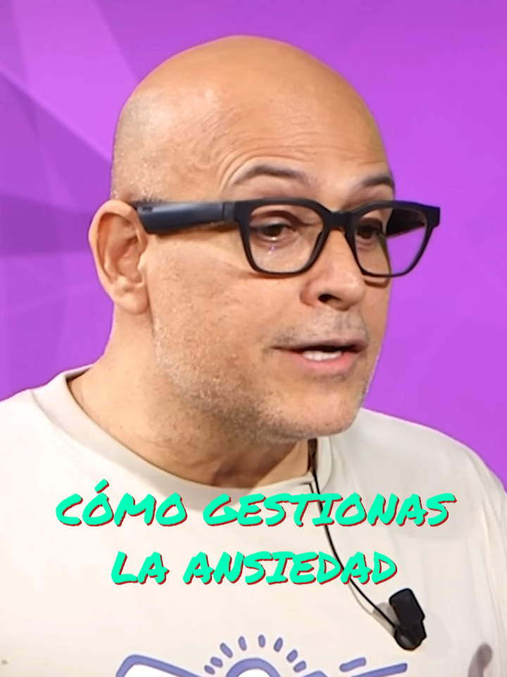 Regular la ansiedad no significa que vaya a desaparecer, pero sí es importante vivirla y después entender cómo tratarla. Odin du Peyron habla de cómo se vive un momento de angustia y ansiedad junto a Silvia Olmedo, quien también propone que uno debe aprender a frustrarse desde temprana edad o con el tiempo, uno sufre las consecuencias. #ansiedad #terapia #meditacion #anxiety #estres #angustia #odindupeyron #silviaolmedo #respiracion