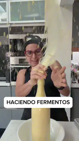 Estoy haciendo bebidas con mi bichito de jengibre! Y esto fue lo que me pasó! Si tienes dudas déjalas por escrito, guarda y comparte. Si quieres hacer tu fermento de jengibre lo encuentras en mis videos! Si te gusta dale like! ❤️❤️ ❌❌❌Lo que no debes hacer ❌❌❌ 🔵Agitar la botella 🔵Dejar sin refrigerar por mucho tiempo cuando se trata de frutas porque tienen azúcar y fermentan mucho.  🔵Abrir como lo hice ✅✅Qué sí hacer:✅✅ 💙 Refrigerar para alentar la fermentación  💙 Hacer bebidas menos azucaradas 💙 Desgasificar una o dos veces al día 💙 Abrir la tapa lentamente con las dos manos, sacando el gas poco a poco, como cuando abres una botella de champaña #aprendeacocinar #bebida #tipsdecocina#CapCut #fermento #fermentonatural #jengibre #gingerbug #vegana #drinks #bebidas #bebidasfermentadas 