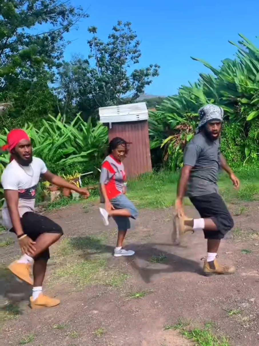 TOUJOURS avec de la Bonne VIBES ‼️‼️ 🥳🔥On vous fait Kiffer sur ce SON ! //dance with :@Ahahah @⛰️🇳🇨 @0ne_more #pourtoi #smatfamily #newcal #newcaledonia #trio #triodance #remixnc🇳🇨 #familydance #dance #familylove #goodvibes #onlyvibes #vibes 