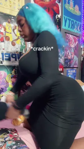 Sweating super hard because crackin really take up hella energy idk how you guys do this my goodness #trendingvideo #strokegame #relatable #funny #imbored 