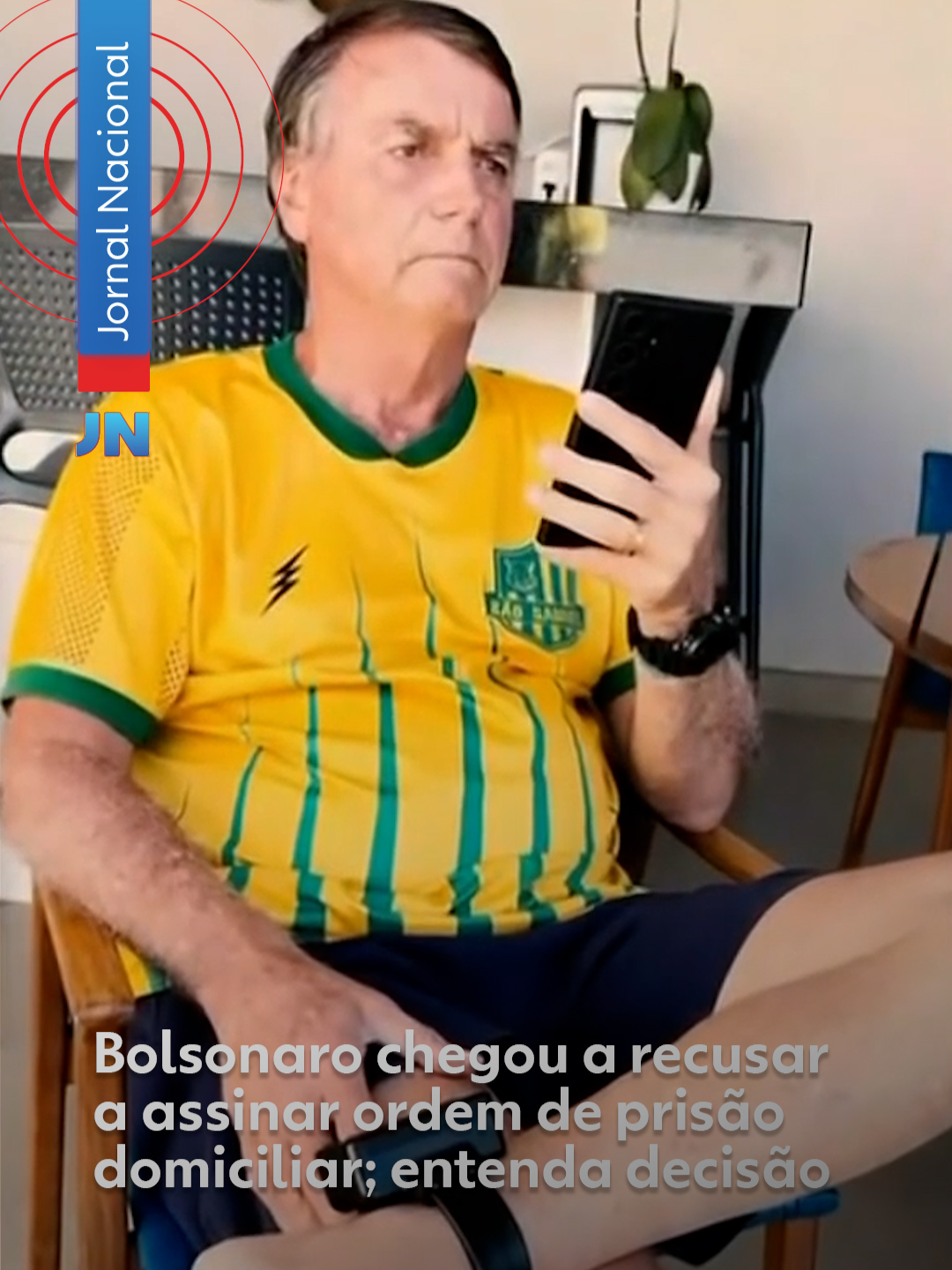 Entenda decisão - Nesta segunda-feira (4), exatamente 132 dias desde que se tornou réu no Supremo Tribunal Federal por tentativa de golpe de Estado, Jair Bolsonaro foi preso em casa, por ordem do ministro Alexandre de Moraes. O Jornal Nacional esteve na entrada do condomínio onde mora o ex-presidente. As duas equipes da Polícia Federal que foram cumprir a ordem de Moraes chegaram ao condomínio no fim da tarde. Segundo fontes, Bolsonaro foi informado do mandado de prisão e, num primeiro momento, não quis assinar. Pediu que a PF esperasse a chegada dos advogados dele, mas depois, conversando com a equipe da PF, decidiu assinar. Entenda a decisão de Moraes na reportagem do #JN. Saiba mais clicando em 'leia o artigo' #g1 #bolsonaro #moraes #prisãodomiciliar #g1política #PF #tiktoknotícias‌