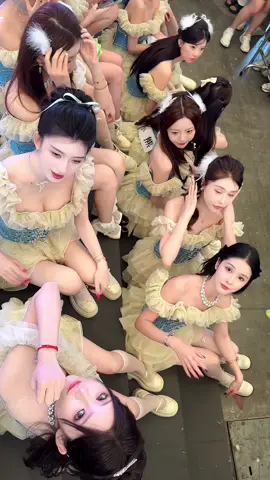 ở đây có nhiều sự xinh đẹp #uyenthutamtrang 