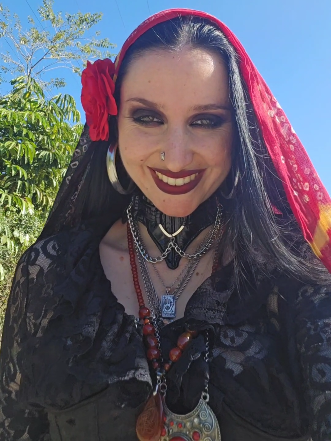 Não importa o estilo, roupa ou os acessórios....eu amo meu lenço na cabeça e a rosa vermelha onde for! Viva essa Magia! Nessa estrada da vida cigana! 🌹✨️🔮🔥💃 Gargantilha Neck Corset Heartbroken da @lojaqueenofbones Use meu cupom》  ROKAIAMAB  #santtatendencia #rokaiamab #Mystical #witch #witchstyle #cigana #darkgipsy #laroyê #cigana #ciganadaestrada #optcha #rosavermelha #magiacigana #ciganadooriente #gipsy #Brechó #moda #alternativefashion #alternativegirl #rosacigana  #gothic #goth #whimsigoth #alternativa #modaalternativa #gothicgirls #boho #gypsystyle #darkstyle #darkgypsy