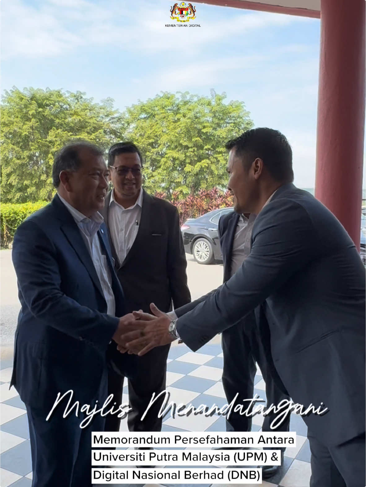 Menyaksikan pemeteraian Memorandum Persefahaman antara Universiti Putra Malaysia (UPM) dan Digital Nasional Berhad (DNB) pada 4 Ogos 2025 bertempat di Dewan Canselor, UPM. MoU ini menandakan kerjasama strategik dalam pembangunan teknologi dron Beyond Visual Line of Sight (BVLOS) yang disokong oleh rangkaian 5G Advanced dan Kecerdasan Buatan (AI) selaras dengan agenda pendigitalan negara. Inisiatif ini turut memperkukuh penubuhan AI Sandbox UPM sebagai ruang uji kaji dunia sebenar bagi membolehkan penyelidik, pelajar dan syarikat pemula membangunkan serta mengaplikasikan inovasi teknologi dalam bidang mobiliti udara, logistik, pertanian pintar dan penjagaan kesihatan digital. Kerjasama ini mencerminkan komitmen Kementerian Digital dalam memperkasa ekosistem inovasi negara ke arah Malaysia yang berdaya saing dan berdaulat secara digital.  #KementerianDigital #MalaysiaMadani #DigitalMalaysia #UPM #DNB #BVLOS #5G #AI #AISandbox #EkonomiDigital