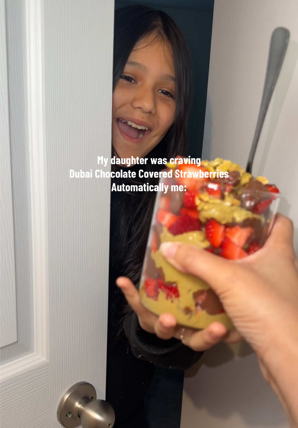 Making Dubai Chocolate Covered Strawberries got 100 times easier with this Dubai Dip from @CHOCBOX ✨ 🤤 #daughter #dubai #chocolate 