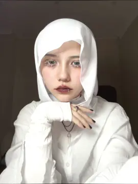 id like to thank this ring for staying with me through thick and thin 😭✌️ #wlw #hijab #makeup #goth #elbruso 