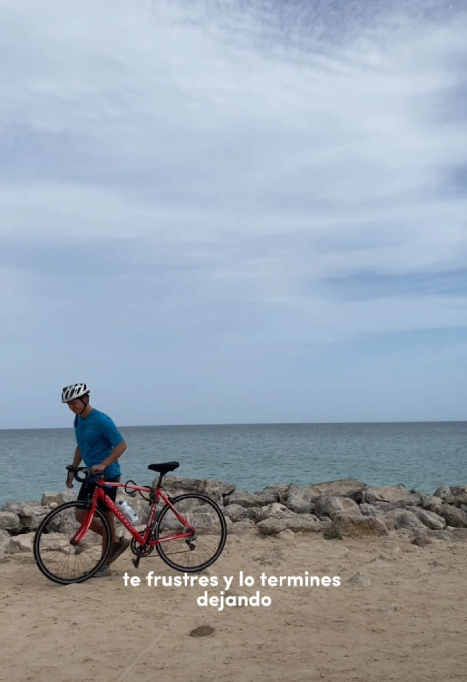 Algo clave para ver resultados es ser realista con los días que puedes entrenar ⬇️ Es más efectivo entrenar “pocos días” sabiendo que los cumplirás todos ✅ Escoge ejercicios clave distribúyelos en tus días de entrenamiento y progresa en ellos con el tiempo⏳ Crea un hábito sostenible, eso es lo que te ayudará a conseguir los resultados que deseas ⚡️ Para que no seas de esas personas que entrenan 2 semanas a tope y descansan 3 meses 🦦 Si quieres ganar #masamuscular de forma simple y sostenible, sígueme 🚀 Let’s go ⚡️
