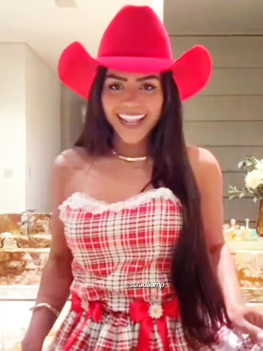 será que ela vem ai? a maior youtuber da América Latina está sendo cotada para a farm 17, vão torcer?? #camilaloures #familialoures #afazenda #edits #polemica 