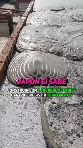 🇯🇵 Japón sí sabe construir 🏗️ edificios que resisten terremotos 🌍 Además del uso de concreto flexible, Japón lidera la construcción antisísmica gracias a su enfoque multidisciplinario, combinando diversas tecnologías que trabajan en conjunto para proteger sus edificaciones. Sistemas de aislamiento sísmico en la base (base isolators), amortiguadores de energía (dampers), estructuras con marcos dúctiles y muros de cortante reforzados, se integran de manera precisa en el diseño de cada edificio. Esta sinergia tecnológica no solo minimiza los daños durante un terremoto, sino que también garantiza la seguridad de las personas, optimizando la flexibilidad y resistencia de las estructuras desde sus cimientos hasta sus niveles superiores.