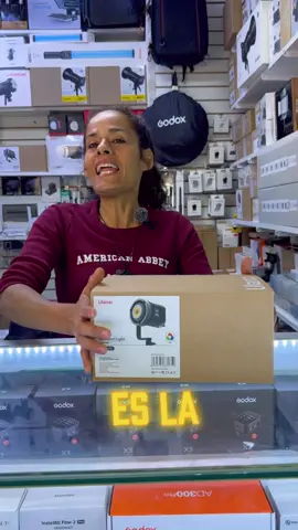 TE PRESENTAMOS LA NUEVA 🔹EC65 W Ulanzi en bicolor  Potente y ajustable a cálido y frío , con batería incorporada de 3000 mAh.Dura hasta 2 horas al 100% de brillo 🔝 . 🔸V Mount VL120 de Ulanzi RGB/Bicolor  Potente de 120 W , reflector tipo bowens con adaptador de corriente ideal para tus entrevistas y filmaciones ✔️ Consíguelo aquí en Photolinares Perú 📲escríbenos al 980531805 para más información . ##ulanzi##luces##rgb##video##audiovisual##fotos##creadordecontenido