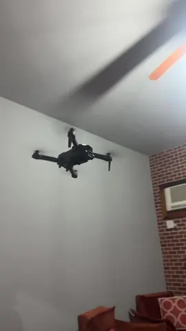 Drone DLI V88, equipado com câmera 