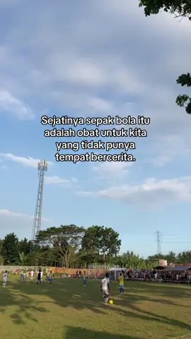 Kalau tidak ke sepak bola kemana lagi ?🧠🤷‍♀️ #storybola #pemainbola #katakatasepakbola #hobibola #balbalan #foryoupage #fyp 