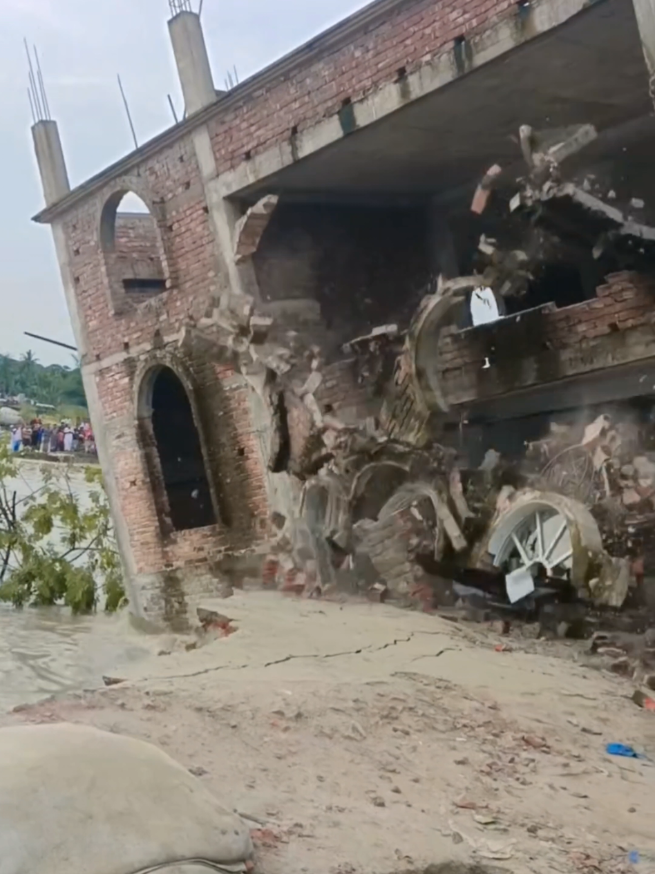 কোথায় গিয়ে থামবে এই পদ্মা নদীর ভাঙ্গন?