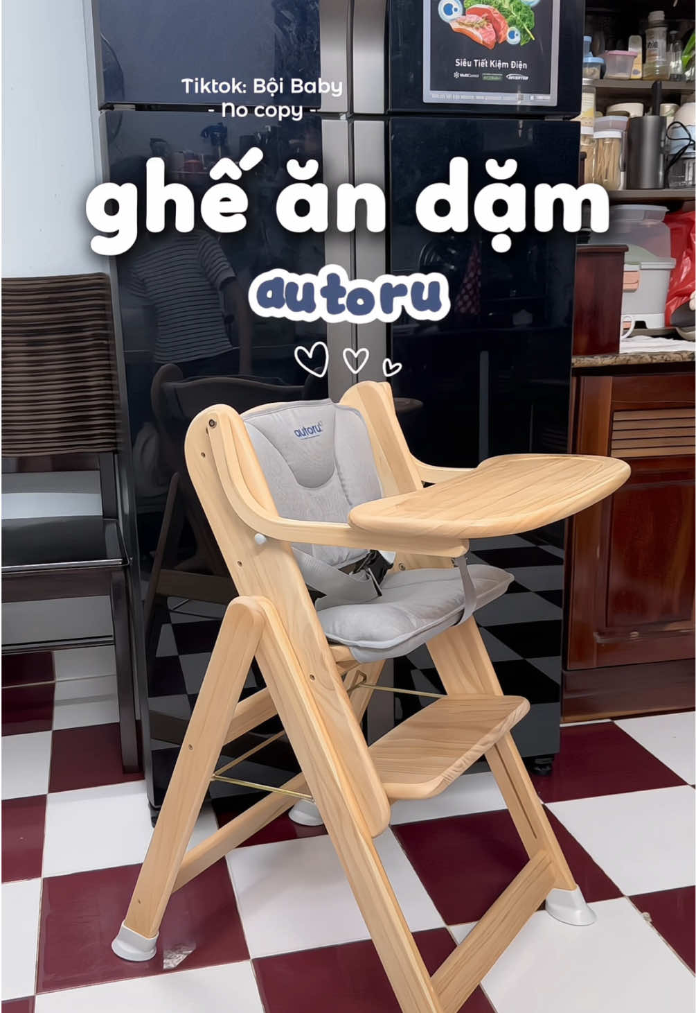 Lần trước đi du lịch, khách sạn cho bé dùng ghế gỗ kiểu này, thấy con trvia ngồi hợp tác nên năn nỉ ba đầu tư thêm cho e 1 cái dùng lâu dài luôn ✨✨