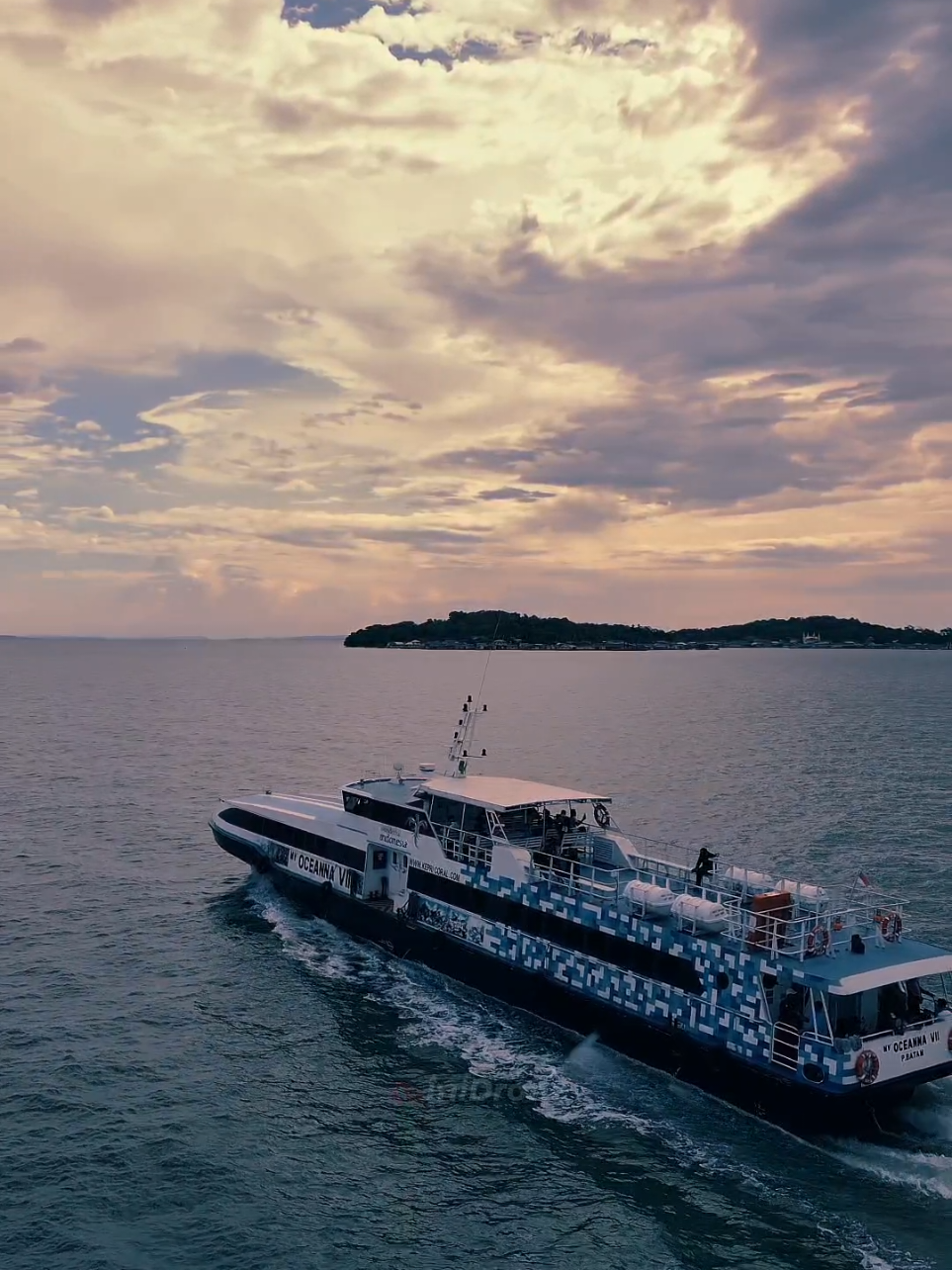 Pernah naik ini ? Kapal OCEANNA VII #kapaloceanna #oceanna7 #batam #tanjungpinang #kapal #tepilaut #laut #kapalcepat #speedboat #tanjunguban #kepri  #anambas #lingga #senggarang #dronevideo #droneview #djiera #jasadrone #sewadrone #djmini3pro #dji #tamantepilaut #sunset #sunsetvibes 