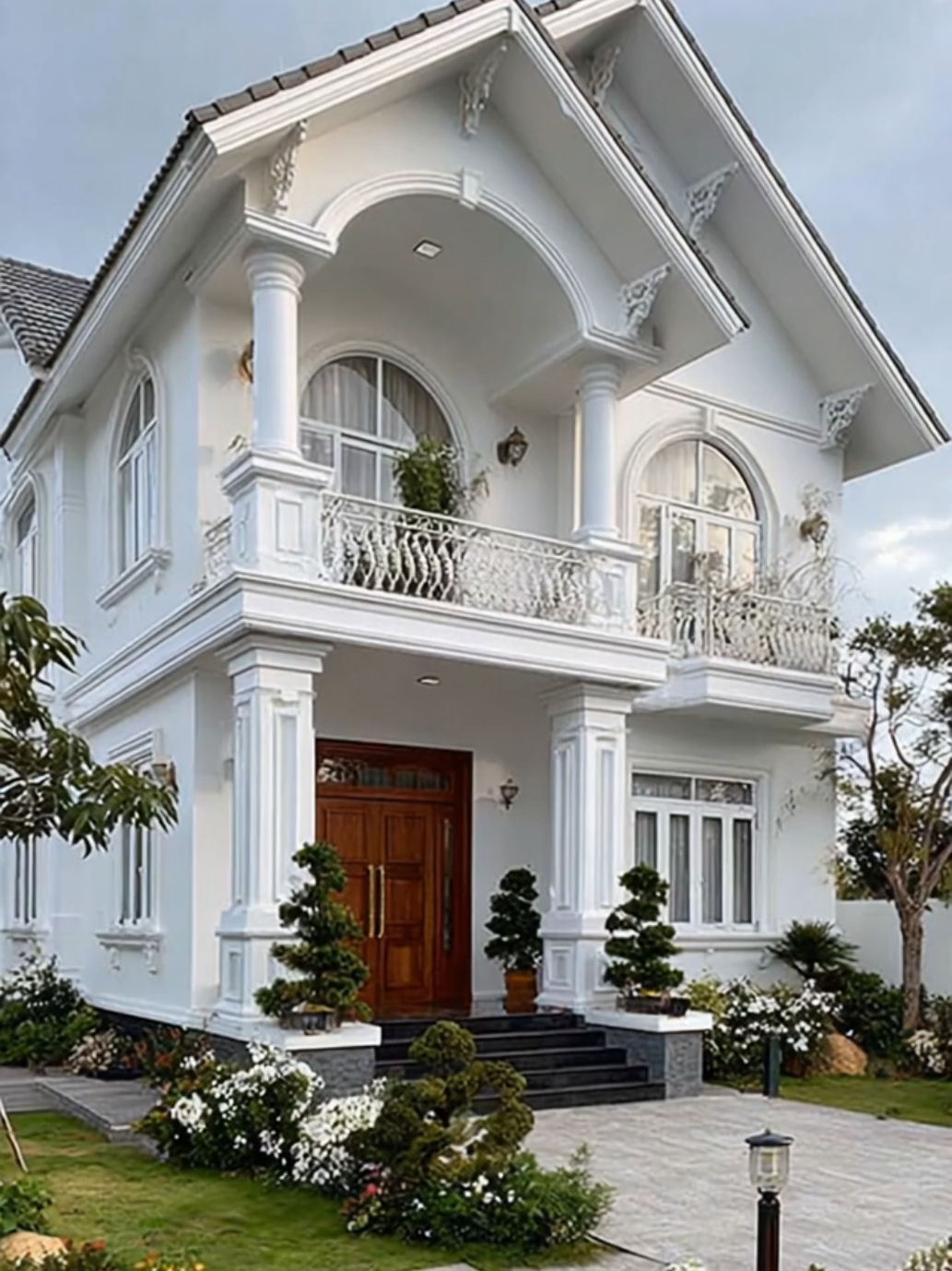 Mẫu nhà 2 từng mái thái tone trắng kết hợp với sân vườn #nha2tang #thicongtrongoi #nhadeptugia #nhamaithai 