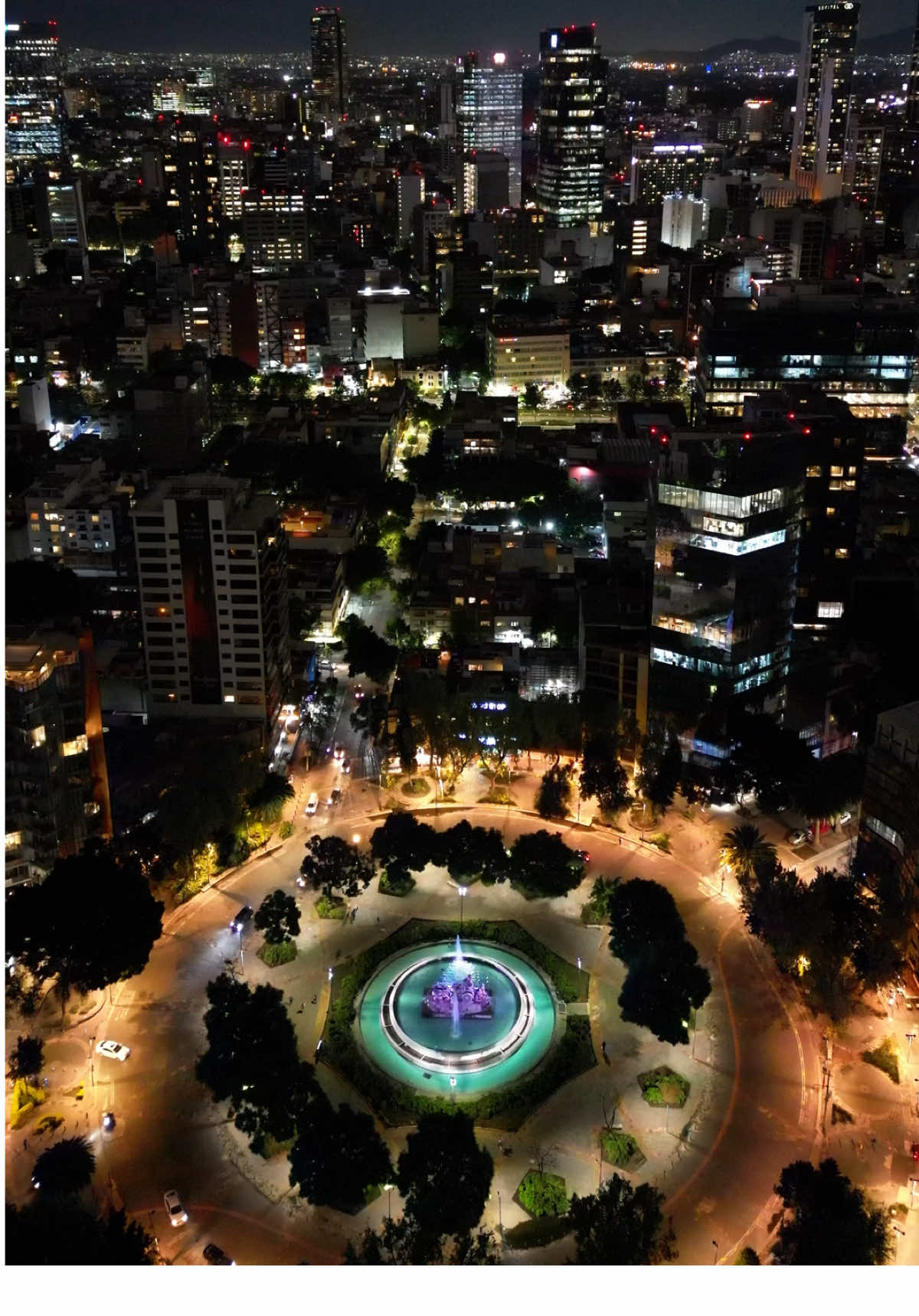 📍Fuente de Cibeles CDMX 🙌🏽♥️🇲🇽 Una joya en el corazón de la Roma, esta réplica de la famosa fuente madrileña es un símbolo de hermandad entre México y España. Rodeada de cafés y arquitectura clásica, es el spot perfecto para una foto con estilo. 🇲🇽🇪🇸💧
