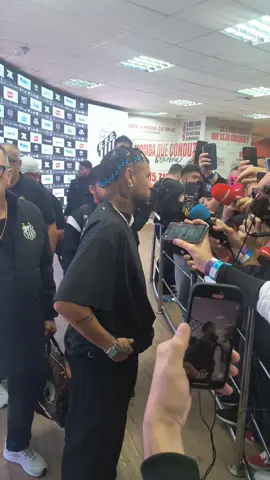 Momento em que Neymar passa por mim sem querer falar e é chamado de 