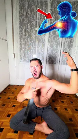 Liberar los rotadores internos del hombro ayuda a restaurar el equilibrio muscular y la biomecánica escapulohumeral. Su acortamiento, habitual por malas posturas, aumenta el roce en el supraespinoso y su tendón, favoreciendo lesiones en el manguito rotador. #pablopilatesreal #dolordehombro #manguitorotador #shoulderpain #ejercicioencasa #yoga #pilates #Fitness 