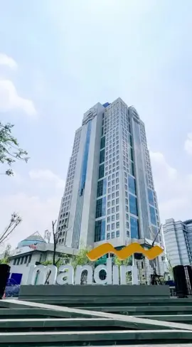 Pergantian direksi besar-besaran terjadi di tubuh Bank Mandiri. Dalam RUPSLB terbaru, posisi pucuk pimpinan dirombak: Riduan ditunjuk sebagai Direktur Utama, Henry Pandjaitan sebagai Wakil Dirut, dan Timothy Utama bergeser ke Direktur Operasional. Perombakan ini tak sekadar soal orang, tetapi juga sinyal konsolidasi strategi operasional dan digitalisasi yang makin digenjot. Menariknya, struktur baru ini juga memperkuat jajaran komisaris dan teknologi: Zulkifli Zaini masuk sebagai Komisaris Independen, sementara Sunarto kembali dipercaya menangani transformasi IT. Di balik nama-nama ini, tampak arah baru yang ingin dituju Bank Mandiri—membangun tim solid demi menghadapi tekanan ekonomi dan revolusi digital perbankan. 📲 Simak terus analisis ekonomi terkini hanya di @indonomicsnews #BankMandiri #RUPSLB #DigitalBanking #TransformasiBumn #PerbankanIndonesia #IndonomicsNews