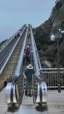 No more strenuous hikes!⛰️🥾 Enjoy breathtaking views of Lingshan Mountain effortlessly.  Lingshan Mountain in Jiangxi Province,China now features a stunning 130 million RMB escalator that climbs 88 stories high, making the mountaintop easily accessible to everyone—from kids to the elderly.