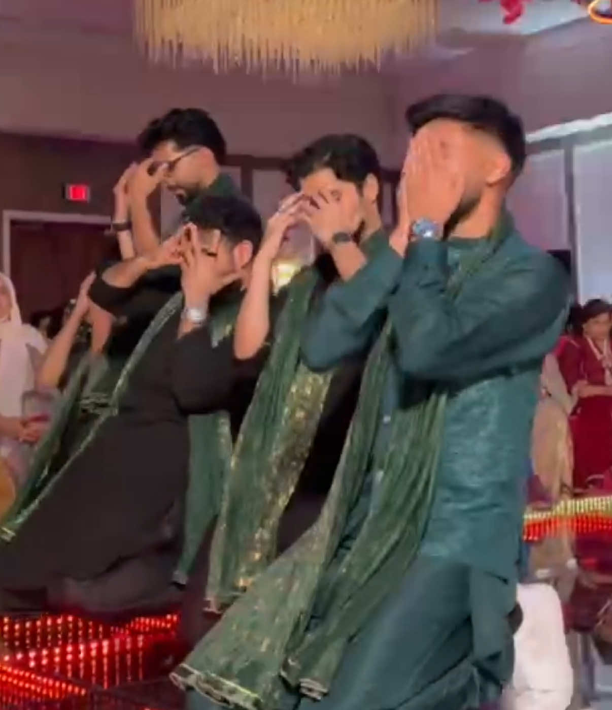 I think this was definitely a crowd favorite😂 #osaaki #desi #bollywood #dance #mehendi #performance 