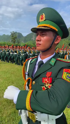 Ai đây mọi người phải nói là không còn gì để mà nói nữa cận cảnh video Đ/c Trần Quang Khải khối trưởng khối đi sỹ quan biên phòng đay nhé mọi người #hashtagxuhuongtiktok #th285media #A80 #xuhuongtiktok #@Mju 