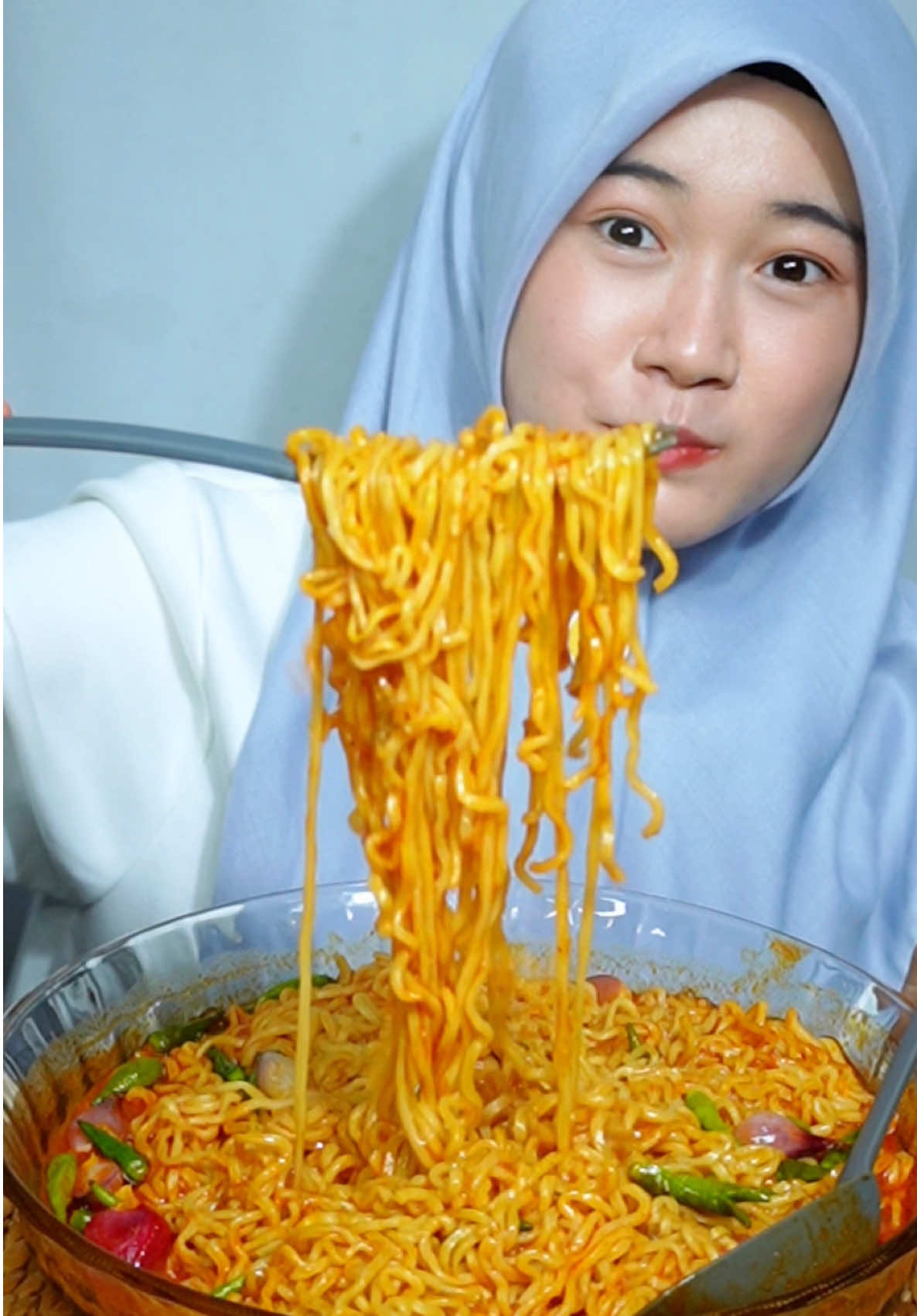 Masih edisi memajukan UMKM Indonesia 🤩 produk @Rajawali Bu Lely Snack beneran lebih gak berminyak dan premium kualitasnya jadi aku gak takut buat rekomendasiin ke kalian semua ✨ #inicia #iniciamukbang #asmr #mukbang #noodles #jajanantiktok 