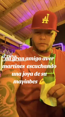 un gran amigo abel martines escuchando unas de mis joyas. viene concierto pronto? digan ustedes donde viene esa vaina para dárselo 🔥🔥🔥🔥