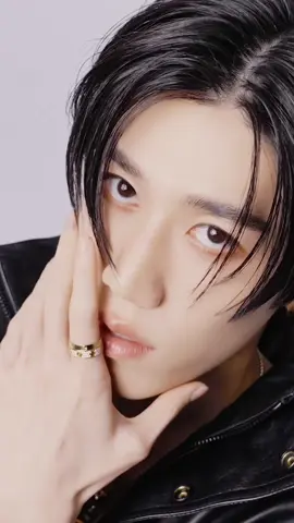 #ELLEMENAugust พาไปสัมผัสอีกบทของเสน่ห์และตัวตน ผ่านสามศิลปินแห่งยุค เจฟ ซาเตอร์, ต่อ–ธนภพ ลีรัตนขจร และพีพี–กฤษฏ์ อำนวยเดชกร มาร่วมถ่ายทอดเสน่ห์อันเป็นเอกลักษณ์ในแบบของตนเอง ผ่านแฟชั่นเซ็ตสุดพิเศษจากแอลเมน ที่ร่วมกับ Cartier ไม่ว่าจะเป็นความลึกลับเย้ายวนของเจฟ เสน่ห์สุขุมลุ่มลึกของต่อ หรือความอ่อนโยนที่มั่นคงของพีพี ทุกอิริยาบถคือการเคลื่อนไหวที่สง่างามไร้กรอบจำกัด ประดับด้วย Cartier ที่เปรียบดั่งสัญลักษณ์ของตัวตนอันชัดเจน  ร่วมค้นหาความงามอันแฝงไปด้วยพลังและเสน่ห์ของคอลเล็กชันนี้ได้ที่ Cartier Flagship Boutique ณ สยามพารากอน ติดตาคอนเทนต์สุดเอ็กซ์คลูซีฟ เบื้องหลังการถ่ายทำ และบทสัมภาษณ์ลึกซึ้งถึงมุมมอง ความคิด และแรงบันดาลใจของของเจฟ ต่อ และพีพี ได้ตลอดเดือนสิงหาคมนี้ ทั้งทางออนไลน์และในนิตยสาร ELLE MEN Thailand ฉบับล่าสุด Videographer: WinterMalibu Fashion Editor: Ratchakrit Chalermsan Makeup: Chawika Lieochaiyaphan  Yothin chuaysri  Hair: Chattramongkol Klamsuk #ELLEMENThailand #ELLEMENandJeffSatur #ELLEMENandTorThanapob #ELLEMENandPPKrit #CartierThailand #Cartier #JeffSatur #Thanapob_lee #PPKritt