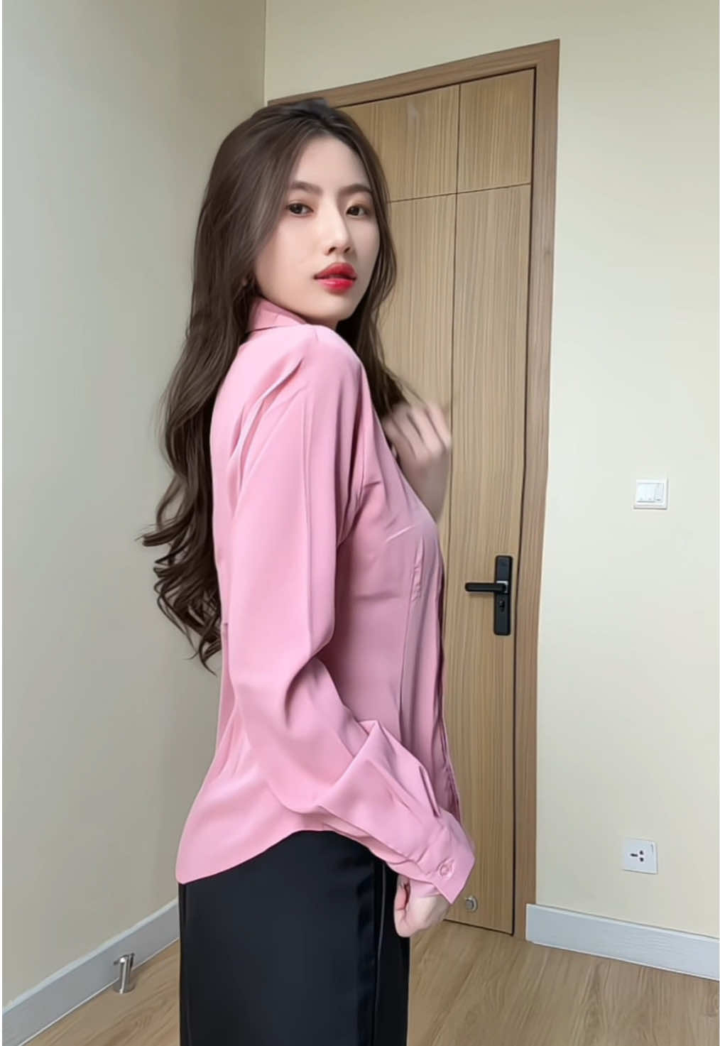 Tampil manis tapi tetap classy? Bisa banget dengan kemeja soft pink ini 💕 Warna pink lembut yang nggak berlebihan, pas banget buat cewek yang suka look calm dan feminin. Model kekinian, adem, dan gampang dipadu-padankan. Wajib punya! #KemejaPink #SoftPinkLook #OutfitCewekAnggun #LookFeminim #KemejaWanita #StylePastel #OOTDCantik #PinkAesthetic