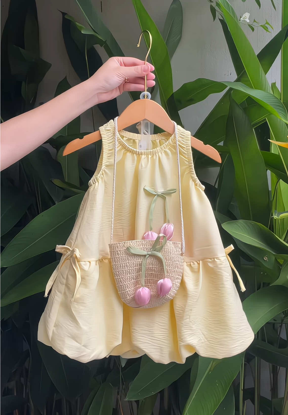 Váy vàng gà con cute quá các mom ơi👧🏻💛💛săn váy shop tặng kèm túi cói xinh cho bé mix đồ nha 👧🏻💛#trending #xuhuong #thơitrangtreem #vayxinh #mebimxaykenh 