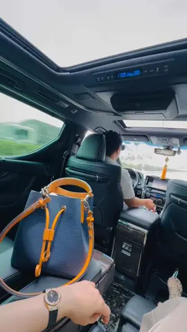 Triết lý viên kẹo! Mỗi ngày bạn đều cho một đứa trẻ ăn kẹo. Bạn làm điều ấy rất thường xuyên và vui vẻ.  Đứa trẻ ấy cũng có vẻ rất yêu bạn. Mỗi ngày thấy bạn, nó đều cười tươi và chạy đến nhận kẹo. Nhưng rồi một ngày, bạn xoa đầu nó và bảo: 