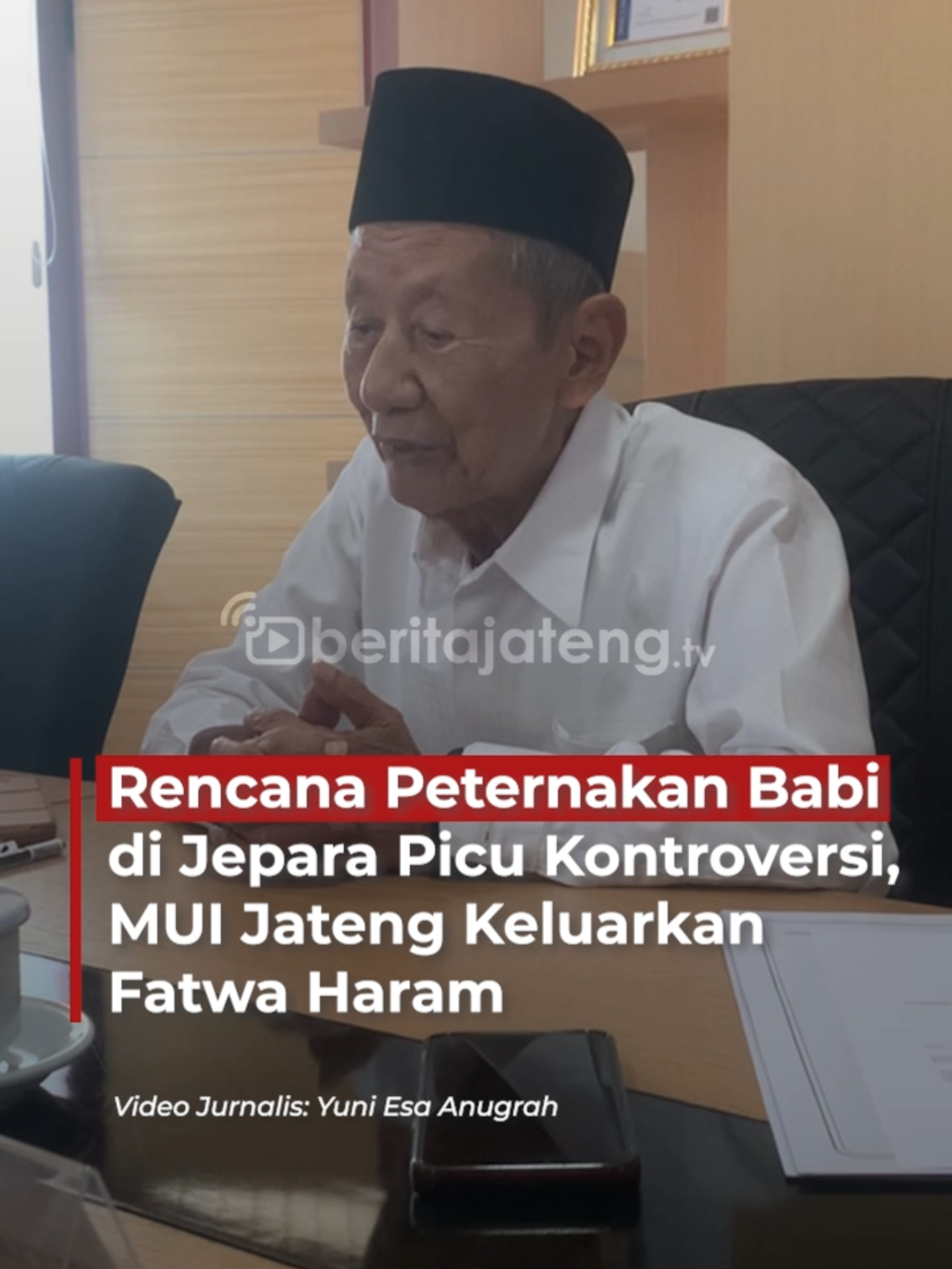 Majelis Ulama Indonesia (MUI) Jawa Tengah menetapkan bahwa usaha peternakan babi, baik tradisional maupun modern, hukumnya haram. Keputusan itu diumumkan dalam sidang Komisi Fatwa di Gedung KHΜΑ Sahal Mahfudh, Kompleks Masjid Raya Baiturrahman Semarang, Jumat, 1 Agustus 2025. Fatwa tersebut diterbitkan sebagai respons atas surat dari PT. Charoen Pokphand Indonesia Tbk yang tertanggal 5 Juni 2025. Dalam suratnya, perusahaan itu meminta fatwa terkait rencana pendirian peternakan babi modern di Jepara, dengan nilai investasi yang disebut-sebut mencapai Rp1,5 triliun. Ketua Umum MUI Jawa Tengah, KH. Ahmad Darodji, menegaskan bahwa keputusan tersebut diambil setelah mempertimbangkan berbagai sumber hukum Islam, mulai dari Al-Qur’an, hadis Nabi, pendapat para ulama, hingga kaidah ushul fikih. Ia menjelaskan, meskipun rencana pendirian kandang babi tersebut ditujukan untuk ekspor atau konsumsi non-Muslim, tetap tidak bisa dijustifikasi secara syar’i. MUI menilai keberadaan peternakan babi berpotensi menimbulkan kerusakan sosial dan spiritual, terutama di tengah masyarakat Jawa Tengah yang mayoritas beragama Islam. #infoviral #infoterbaru #infoterupdate #informasi #infofakta #infofakta #beritajateng #beritanasional #beritaindonesia #beritafakta #viralkan #viralbanget #viralindonesia #fyp #trending #viralvideo #viral #jawatengah #jepara #jeparaviral #jawatengah #infojepara #jepara24jam #jeparahariini #viraljepara
