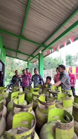 Ini merupakan contoh BUMDes di Pekon Sukoharjo 4, yang telah menjalankan berbagai unit usaha untuk melayani kebutuhan masyarakat, antara lain: ✅ Penjualan sembako ✅ Gas elpiji ✅ Air mineral ✅ Layanan BRILink ✅ Pembayaran pajak motor (e-Samsat Desa) Model usaha seperti ini menjadi bentuk nyata pemberdayaan ekonomi desa, sekaligus mendekatkan layanan penting langsung ke masyarakat. #bupatipringsewu #masriyantoklangenan #bumdes #koperasimerahputih #pringsewu #lampung