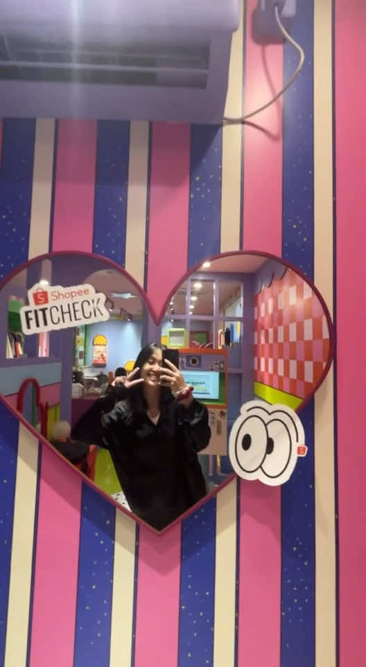 “Maa, Ameena juga mau foto OOTD di Blok M biar dapet voucher” 😍