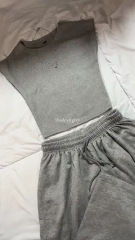 Jadi kaya one set 👀 #outfitsimple #sweatpants #croptop #dailyoutfits 