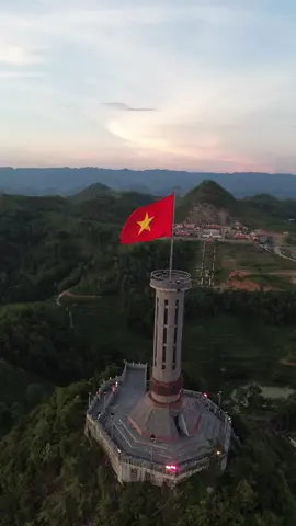 Cột cờ Lũng Cú- Một địa danh thiêng liêng nằm ở cực Bắc Việt Nam  thuộc xã lũng Cú , Huyện Đồng Văn , tỉnh Hà Giang cũ 🇻🇳Tự Hào được đứng nơi địa đầu Tổ Quốc-nơi lá cờ đỏ sao vàng tung bay trên đỉnh núi non cao😍😍#tourhagiang #canhdep #flycam4k #diadautoquoc🇻🇳 #cotcolungcu #xuhuong #checkinvietnam #dulichhagiang #travel 
