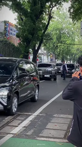 RR klo jd manusia udh gagah dan berwibawa bgt + aura old money nya kerasa😭 #rollsroyce #phantom #carsoftiktok #carspotting #fyp 