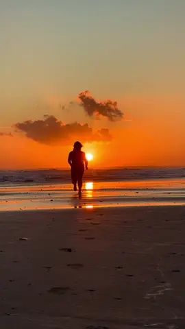 When you prioritise your own happiness everything becomes clear 🧡 #chasinghappiness #chasingthesun #sunsetlover #beachsunset 