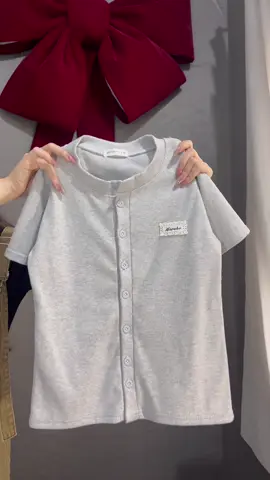 Áo thun babytee chỉ 5.5 cành .Phối quần ống rộng hay chân váy đều oki nha mấy bà . Màu Xám tôn da, trăng đen basic ạ #xuhuong #moingaymotoutfit #viralvideo #aobabytee 