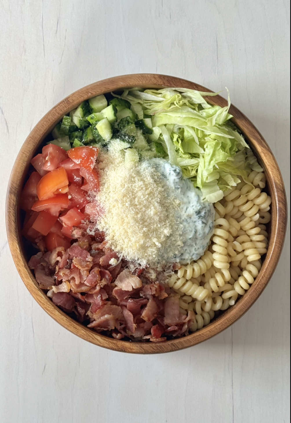 Сохраняй идею ужина👇🏼 паста/салат айсберг/огурец/помидор/бекон/пармезан соус греческий йогурт, соль и шпинат #pastasalad #pastasaladbacon #saladrecipe #DinnerIdeas #пастасалат #паста #салат 