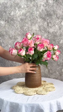 Dáng bình cắm hoa hồng đẹp nhất trong lòng Uyên chính là đây ạ🥰☘️💗 #lamuyengom #rose #hoahong #cắmhoa #battrang #battrangvietnam #caocap #gốm #decor #trangtri #hoa #fyp #trend #xh 